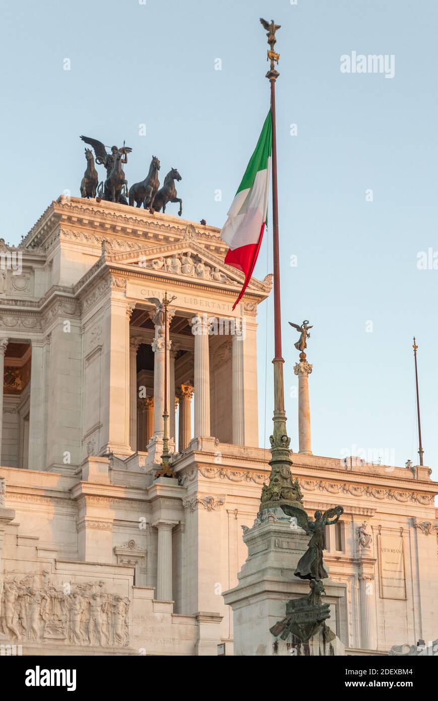 Flagge Italiens vor Altare della Patria Rom, Italien Stockfoto