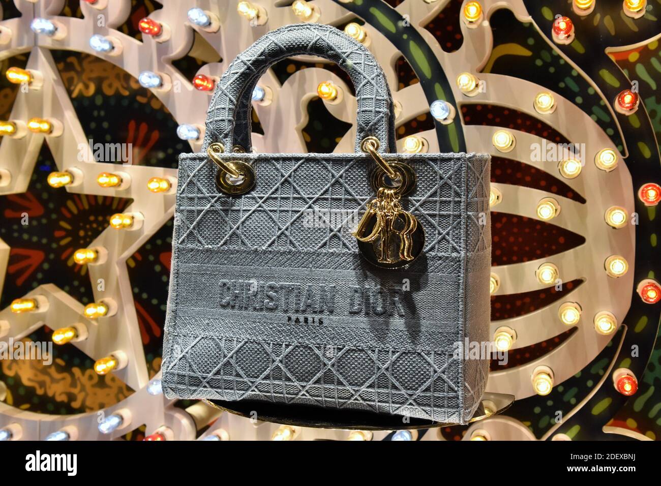 TASCHE AUF DER AUSSTELLUNG IN DER CHRISTIAN DIOR BOUTIQUE IN SPAGNA SQUARE  Stockfotografie - Alamy