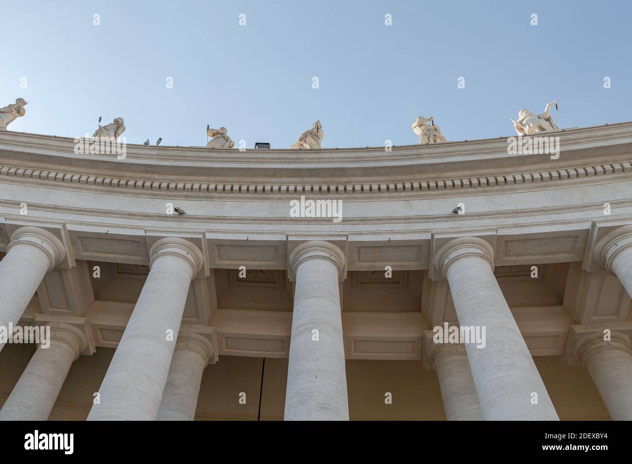 Statuen über der Kolonnade des Petersdoms Stockfoto