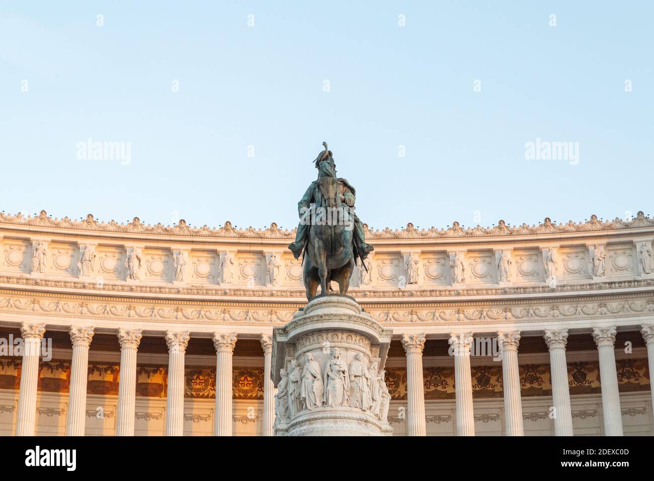 Statue von Viktor Emmanuel Vittoriano vor der klassischen Kolonnade, Rom Stockfoto
