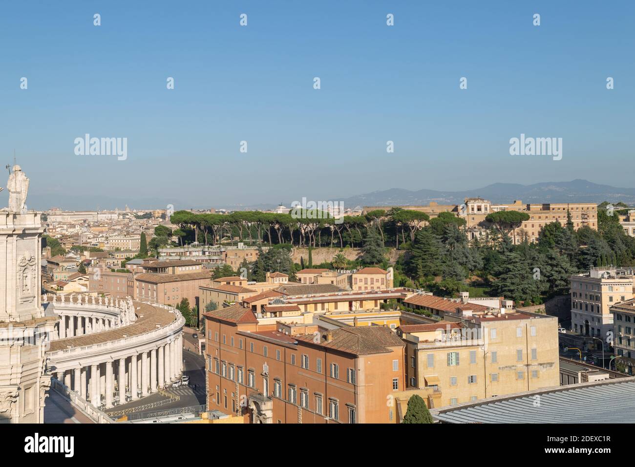 Von den Dächern Roms und den Sehenswürdigkeiten der Vatikanstadt hat man einen Panoramablick. Stockfoto