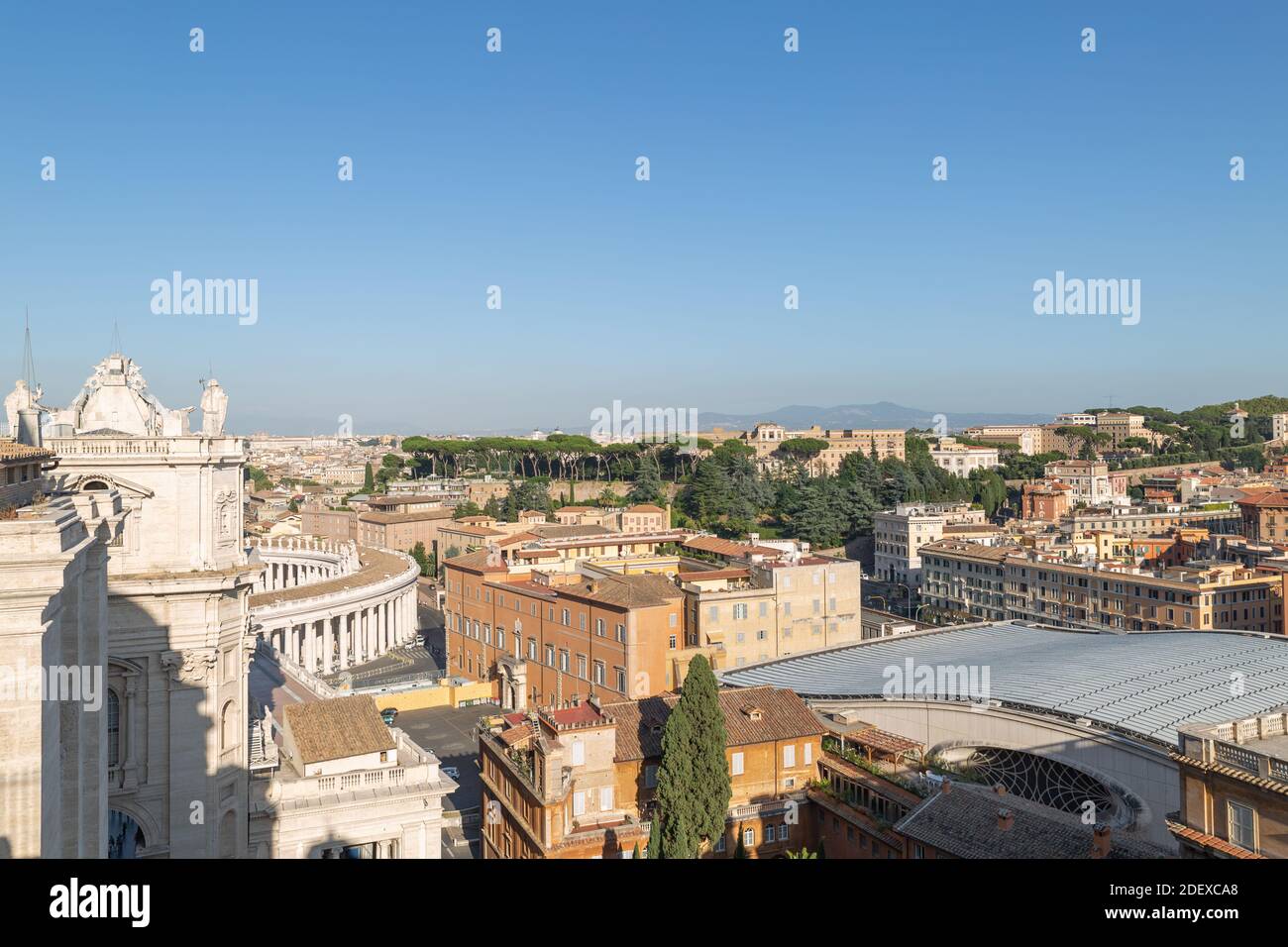 Von den Dächern Roms und den Sehenswürdigkeiten der Vatikanstadt hat man einen Panoramablick. Stockfoto