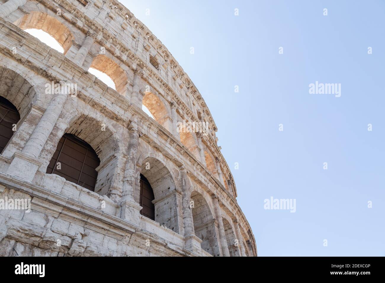 Kolosseum am blauen Himmel in Rom, Italien, Europa. Stockfoto