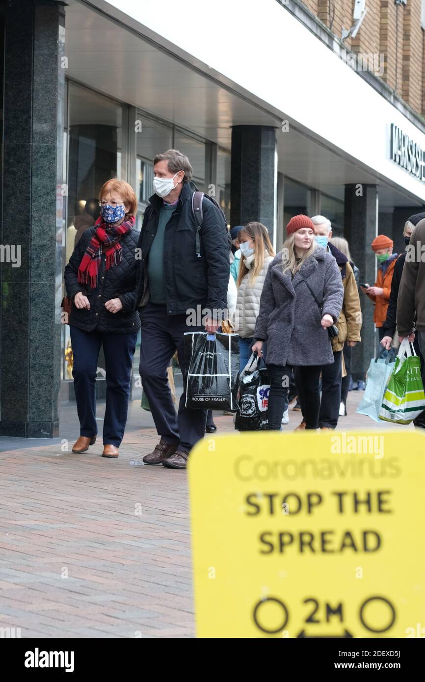 Hereford, Herefordshire, Großbritannien - Mittwoch, 2. Dezember 2020 - Einkäufer stehen Schlange, um eine Filiale von Marks & Spencer zu betreten, da die Sperre endet und alle Geschäfte wieder geöffnet werden dürfen. Hereford befindet sich jetzt im Coronavirus Tier 2. Foto Steven May / Alamy Live News Stockfoto