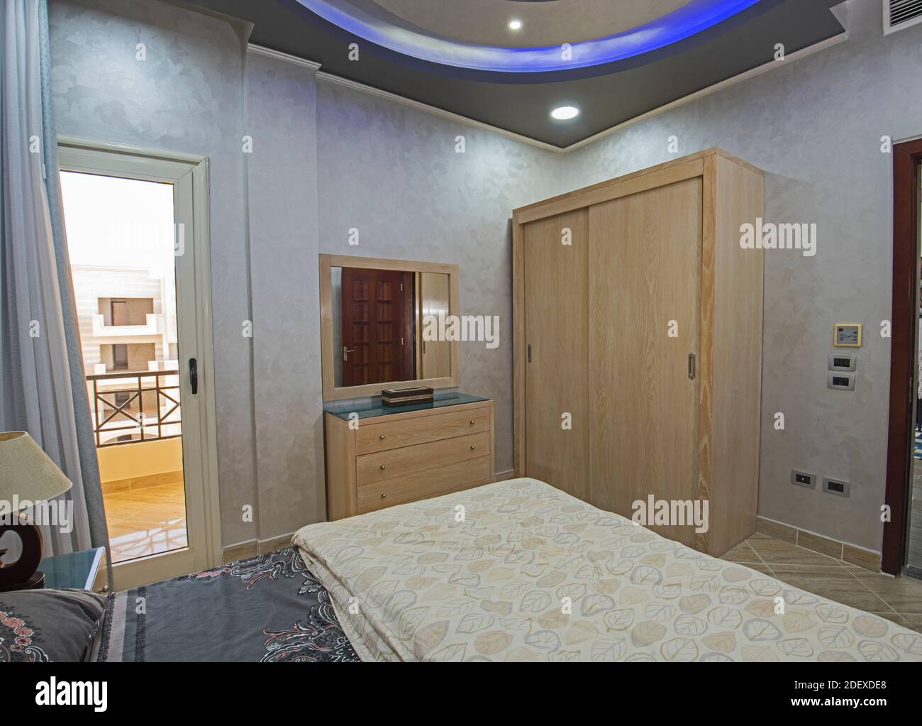 Interior Design Einrichtung Einrichtung von Luxus zeigen home Schlafzimmer mit Möbeln und Doppelbett Stockfoto