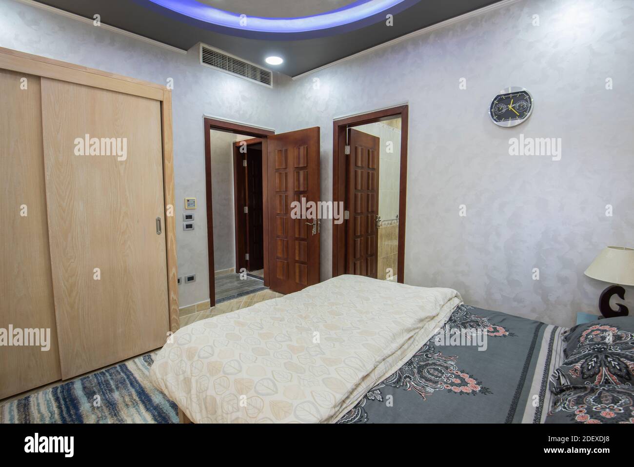 Interior Design Einrichtung Einrichtung von Luxus zeigen home Schlafzimmer mit Möbeln und Doppelbett Stockfoto