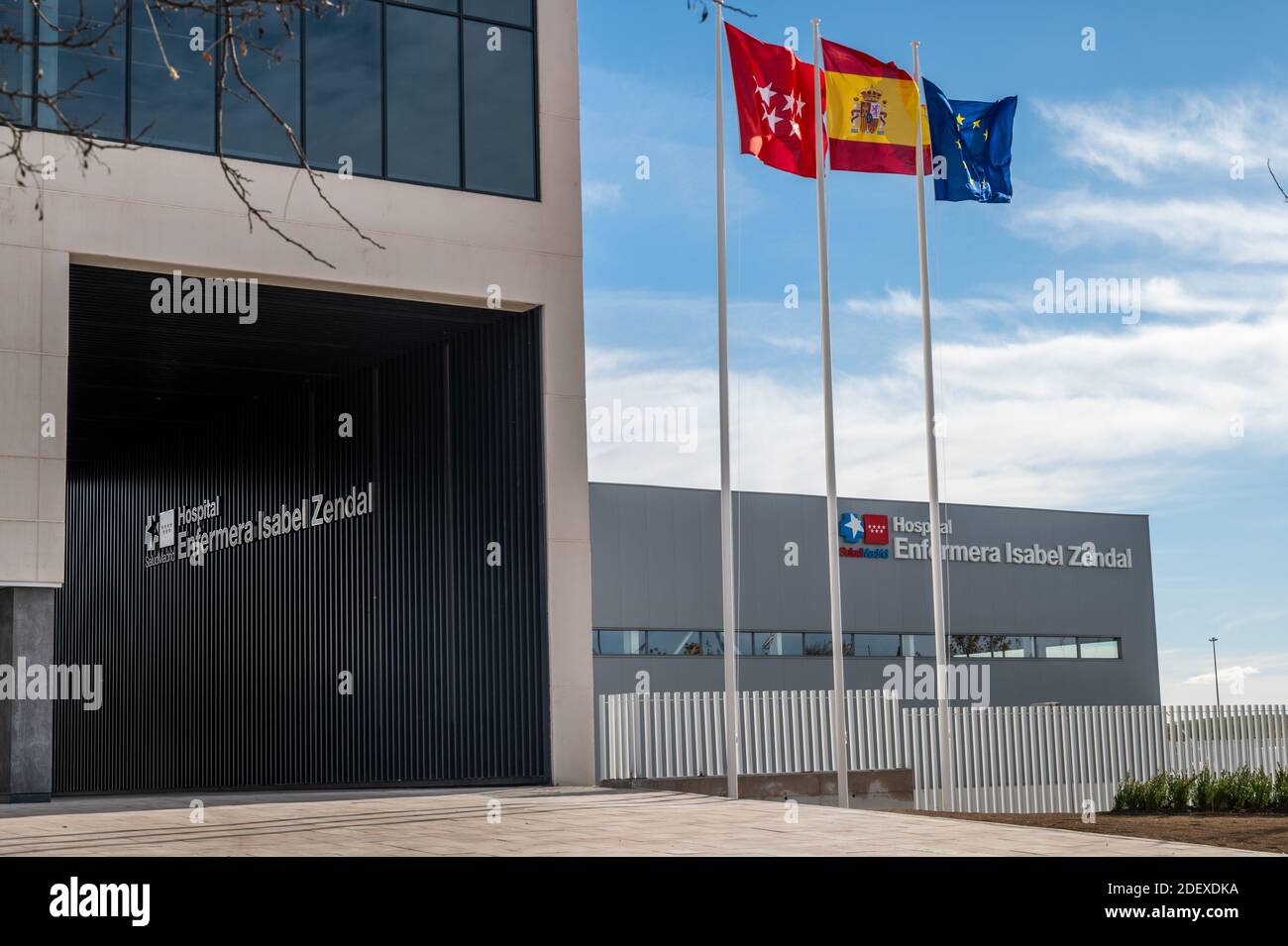 Madrid, Spanien. Dezember 2020. Blick auf den Eingang von Enfermera Isabel Zendal Krankenhaus vor kurzem eingeweiht. Das neue Notkrankenhaus wurde in drei Monaten mit einem Preis von ca. 100 Millionen Euro für Pandemien oder gesundheitliche Notfälle gebaut, mit 1,000 Betten, die Coronavirus-Patienten (COVID-19) behandeln könnten. Quelle: Marcos del Mazo/Alamy Live News Stockfoto