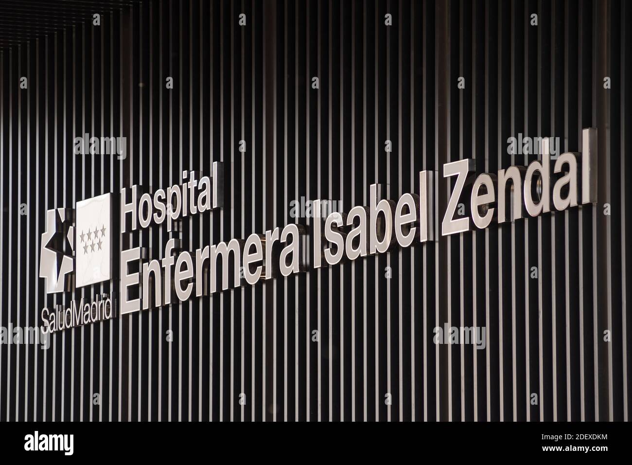 Madrid, Spanien. Dezember 2020. Schild am Eingang von Enfermera Isabel Zendal Krankenhaus vor kurzem eingeweiht. Das neue Notkrankenhaus wurde in drei Monaten mit einem Preis von ca. 100 Millionen Euro für Pandemien oder gesundheitliche Notfälle gebaut, mit 1,000 Betten, die Coronavirus-Patienten (COVID-19) behandeln könnten. Quelle: Marcos del Mazo/Alamy Live News Stockfoto