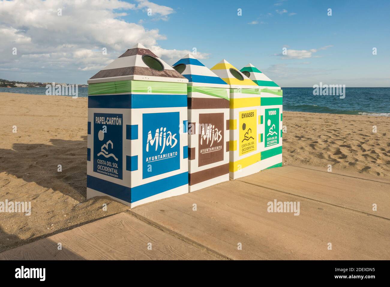 Vier öffentliche Abfallentsorgungsbehälter am Strand von La Cala de Mijas, Spanien. Stockfoto