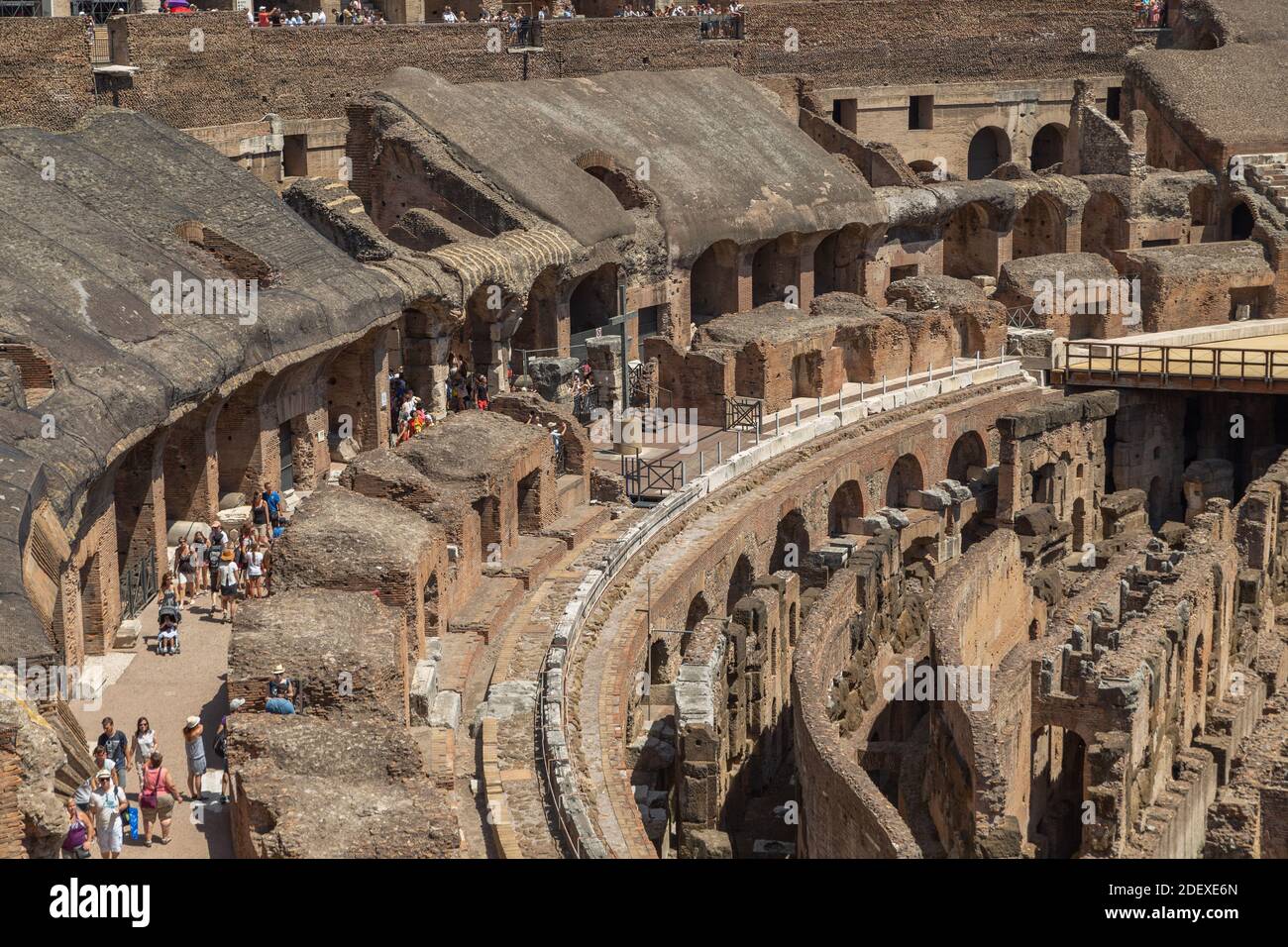 Innenraum des antiken römischen Kolosseums im Sommer, Rom Stockfoto