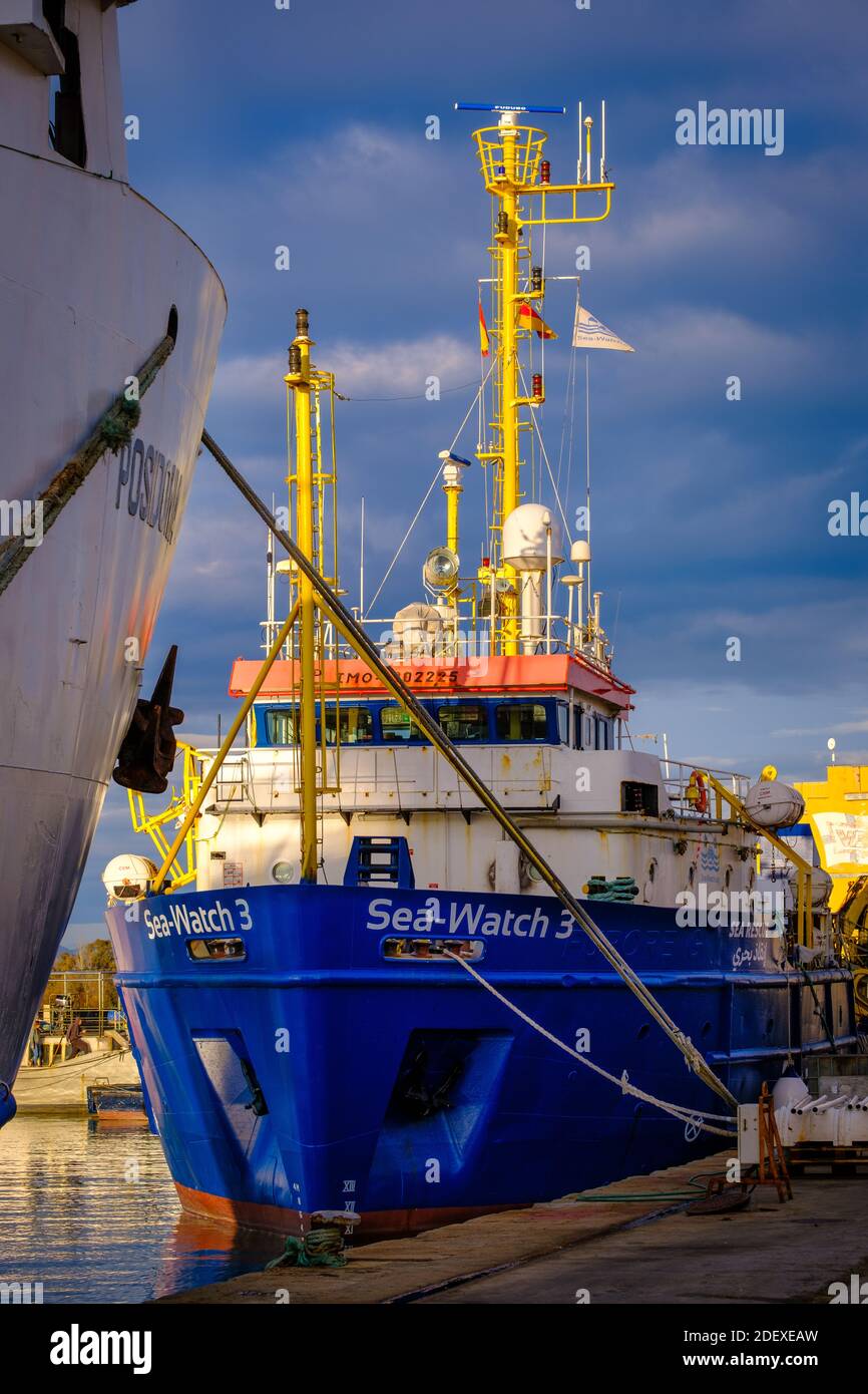 BURRIANA, SPANIEN - 20. Nov 2020: Rettungsschiff Sea watch 3 vertäut im Hafen von Burriana, Spanien. Stockfoto