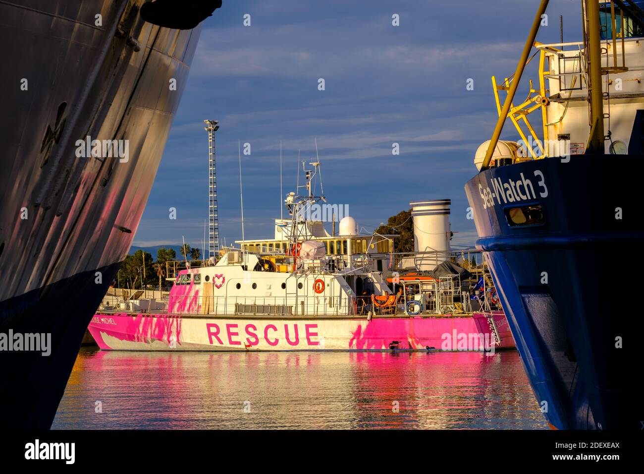 BURRIANA, SPANIEN - 20. Nov 2020: Das von der Künstlerin Banksy finanzierte humanitäre Rettungsschiff "Louise Michel" dockte im Hafen von Burriana, Spanien an. Stockfoto