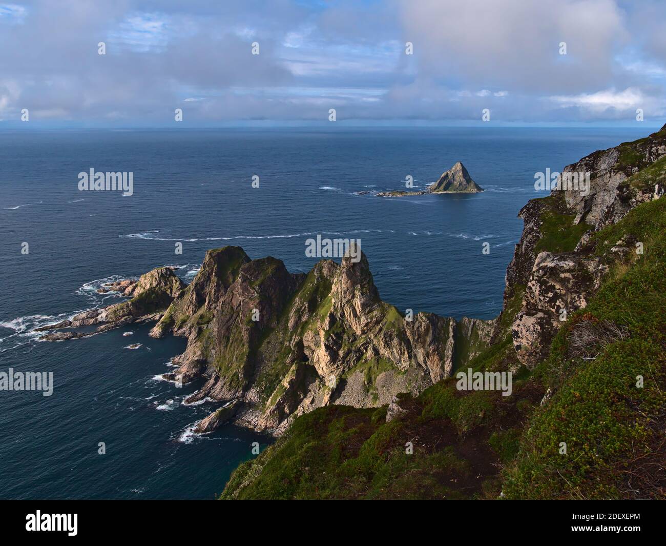 Schöne Aussicht auf die nordwestliche Küste der Insel Andøya, Vesterålen, Norwegen mit schroffen Bergen und Klippen sowie beliebten Vogelfelsen Bleiksøya. Stockfoto