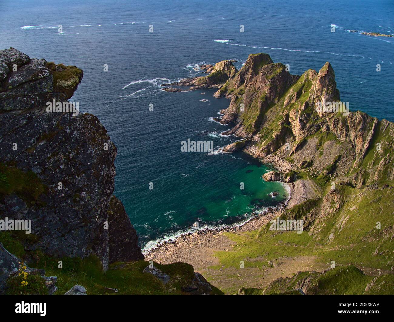 Luftaufnahme der rauen Küste des Norwegischen Meeres im Norden der Insel Andøya, Vesterålen, Norwegen mit schönen türkisfarbenen Felsstrand. Stockfoto