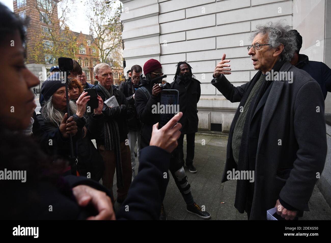 Piers Corbyn, Bruder des ehemaligen Labour-Führers Jeremy Corbyn, bei seiner Ankunft am Londoner Amtsgericht in Westminster, wo er vor Gericht steht, weil er angeblich die Beschränkungen des Coronavirus gebrochen hat. Der 73-Jährige hat die Teilnahme an einer öffentlichen Versammlung von mehr als zwei Personen in England während der Coronavirus-Notzeit verweigert. Stockfoto