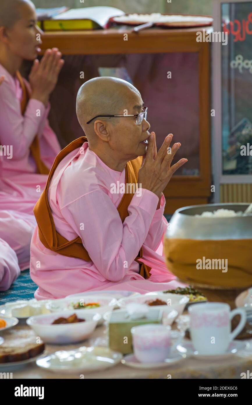 Buddhistische Nonnen beten innerhalb Tempel Pagode in Thetkya Thidar Nunnery, Sakyadhita Thilashin Nunnery School, Sagaing, Myanmar (Burma), Asien im Februar Stockfoto
