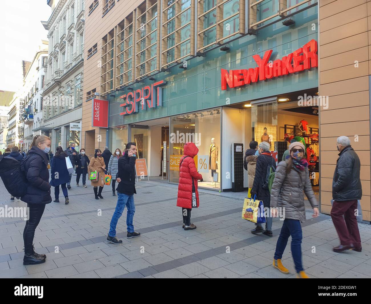 münchen, deutschland 27.11.2020 : Käufer mit Gesichtsmasken warten in der  Schlange, um einen Laden am marienplatz in münchen zu betreten. Die Anzahl  der Personen im Geschäft Stockfotografie - Alamy
