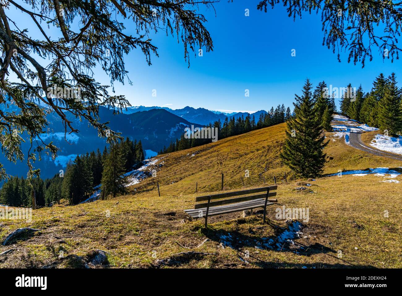 Bank auf dem Alpkopf, mit Aussicht auf die Schweizer Berge, über das vernebelte Rheintal. parkbank auf dem Gipfel des Berges, über Nebelmeer Stockfoto