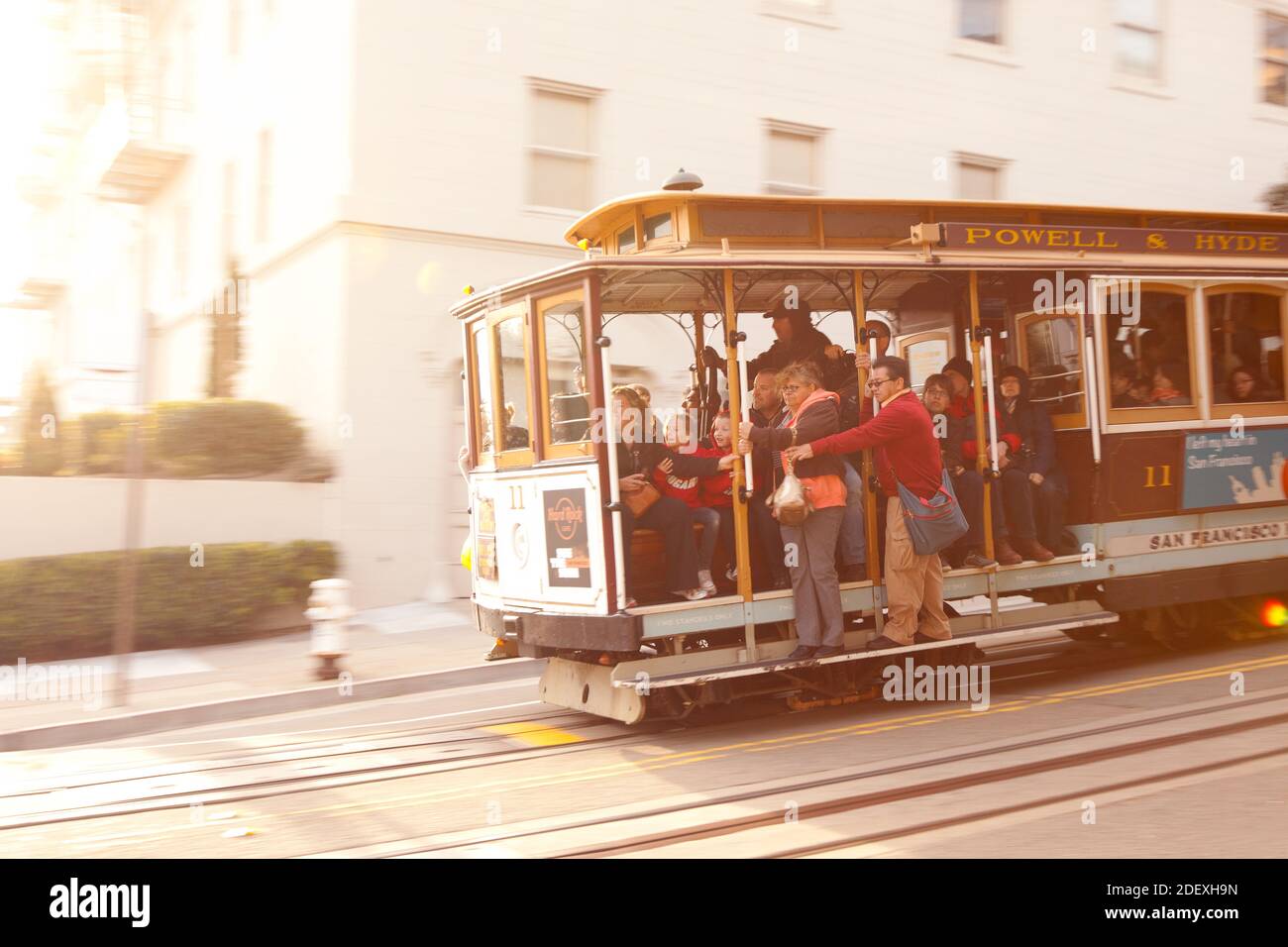 San Francisco, Kalifornien, USA-Touristen auf traditionelle Seilbahn am Russian Hill Nachbarschaft. Stockfoto