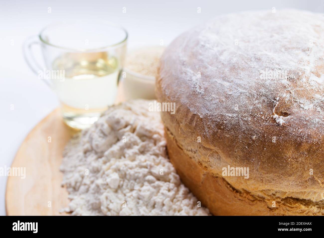 Gerade gebackenes Weißweizenmehl-Brot aus der Nähe mit Zutaten. Stockfoto