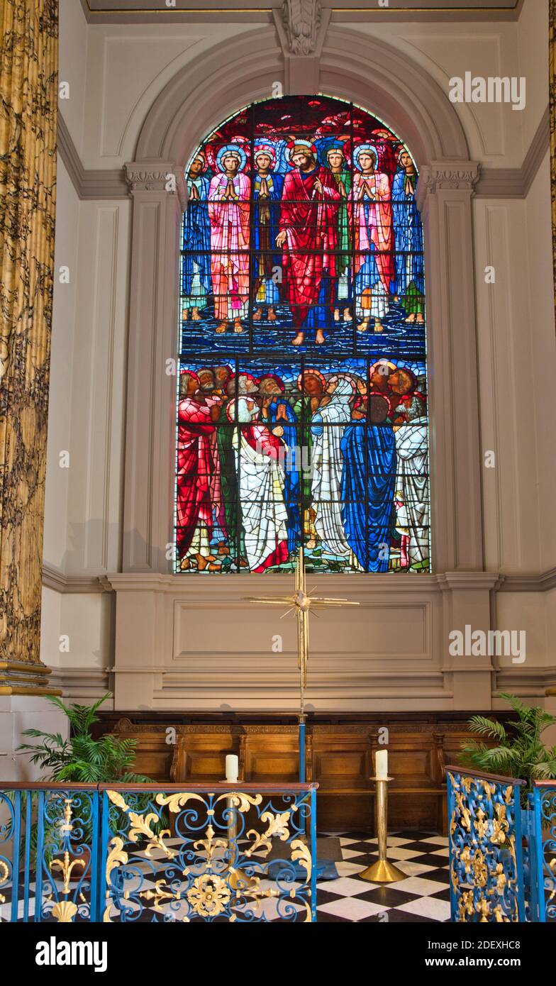 Buntglasfenster mit Darstellung der Himmelfahrt, St. Philip's Cathedral, Birmingham, West Midlands, England Stockfoto