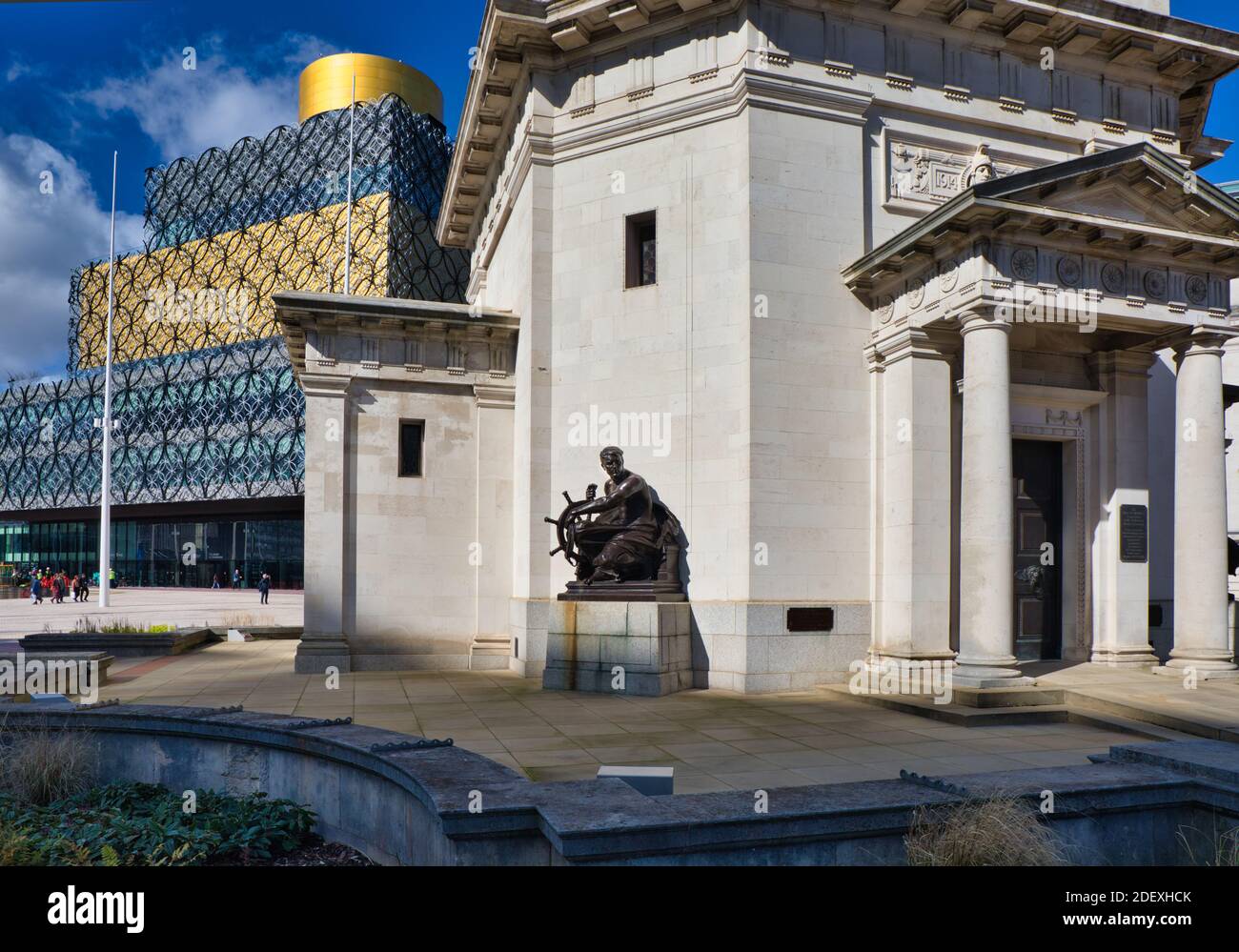 Gedenkstätte der Gedächtnishalle erster Weltkrieg mit Biirmingham City Library im Hintergrund, Centenary Square, Birmingham, West Midlands, England Stockfoto