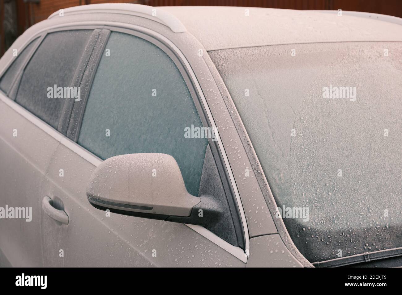 Nahaufnahme der Fenster von gefrorenen Autos während der Wintersaison. Frostschicht Stockfoto