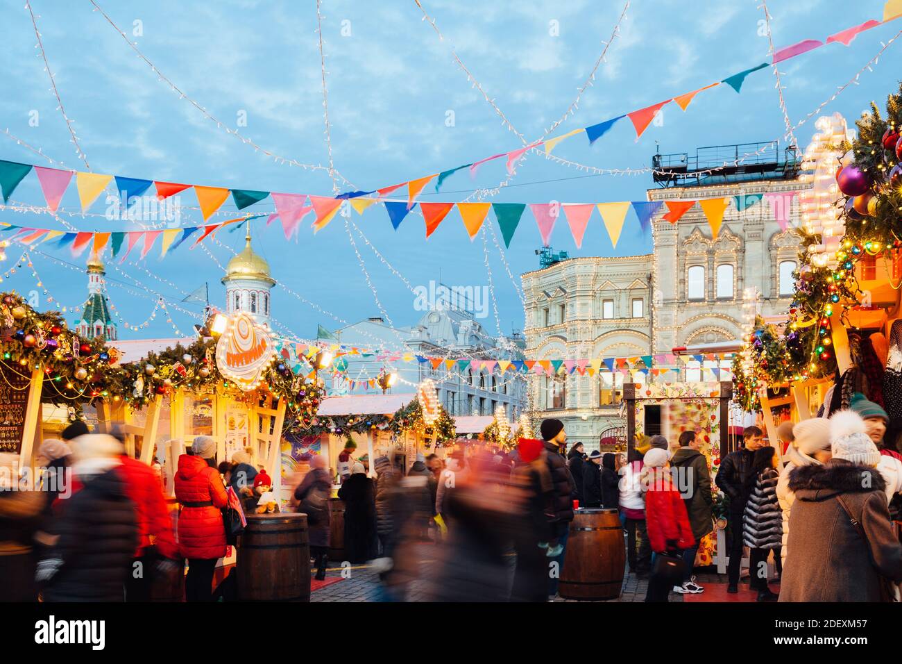 Moskau, Russland - 20. Dezember 2019: Menschen schlendern um den Weihnachtsmarkt auf dem Roten Platz, Moskau, Russland Stockfoto