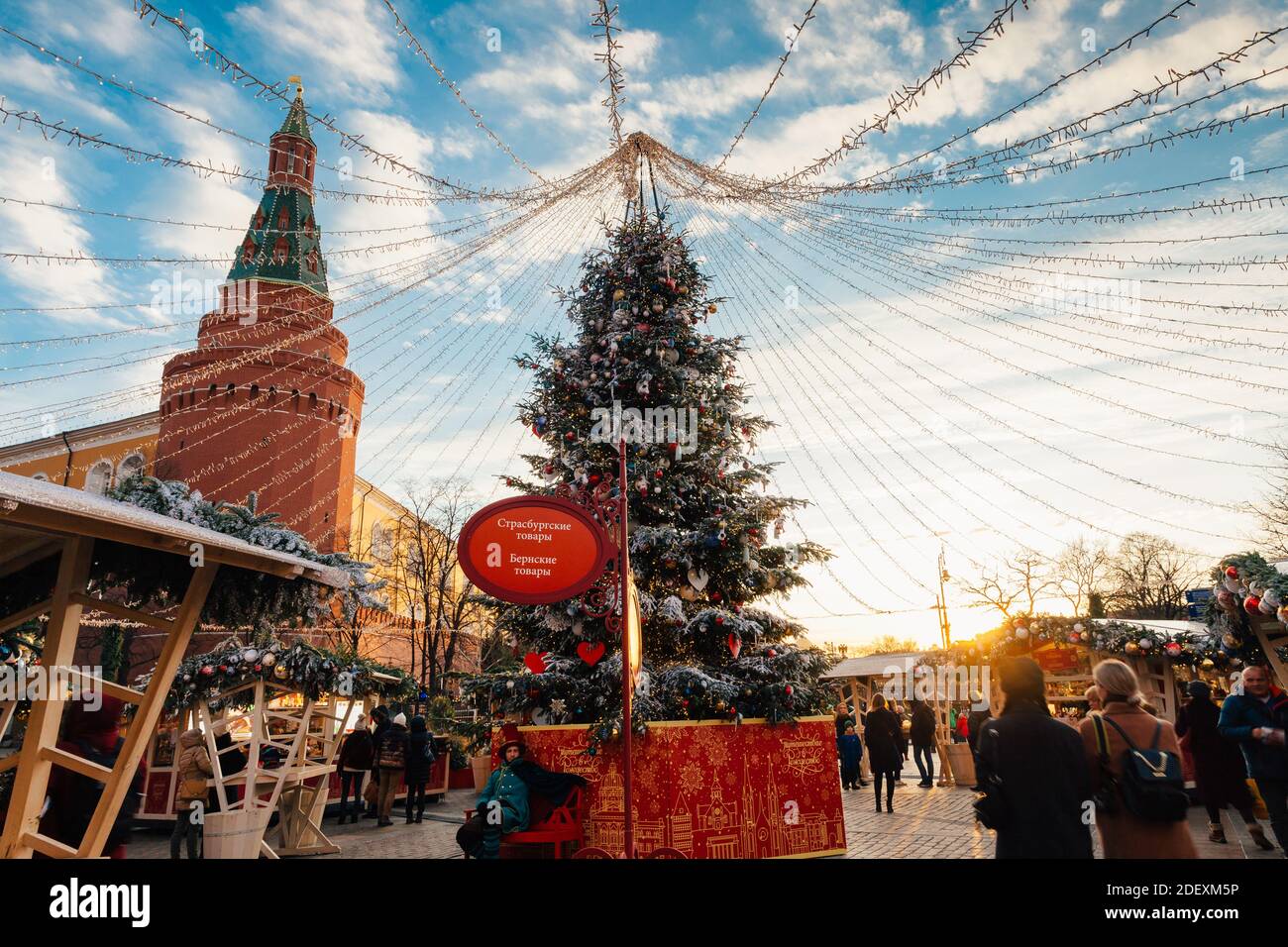 Moskau, Russland - 20. Dezember 2019: Am 12. Dezember 2019 schlendern die Menschen auf dem Weihnachtsmarkt unter den Mauern des Kremls in Moskau, Russland. Stockfoto