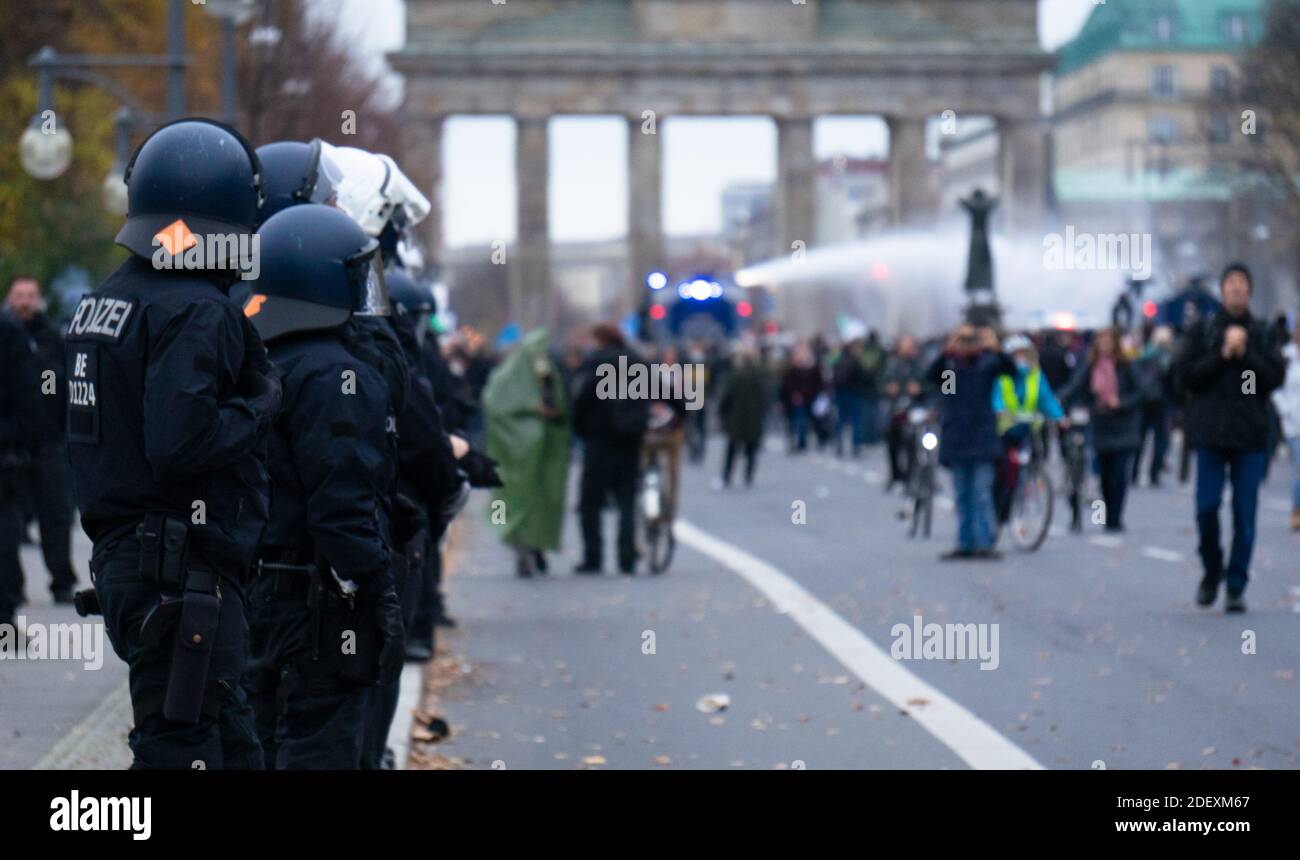 BERLIN, DEUTSCHLAND - 18. NOV 2020: BERLIN, DEUTSCHLAND 18.11.2020. Demo in Berlin mit der Polizei an der Siegessäule gegen die Corona Covid-19 regulatio Stockfoto