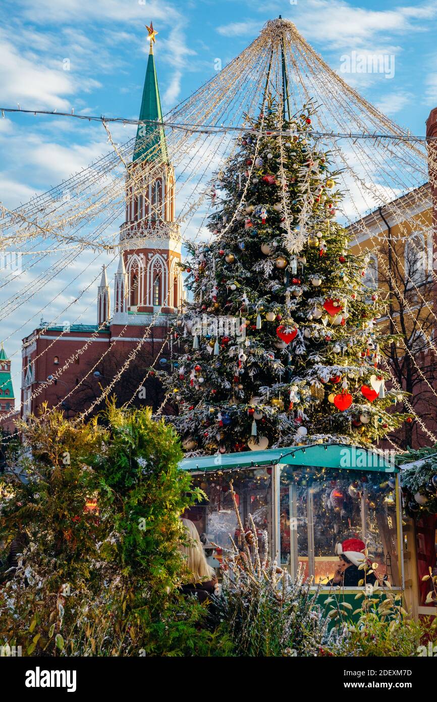 Moskau, Russland - 20. Dezember 2019: Blick auf den Weihnachtsmarkt unter den Mauern des Kremls am 12. Dezember 2019 in Moskau, Russland. Stockfoto