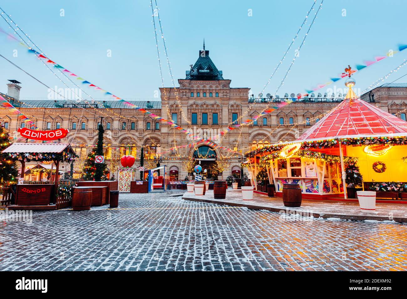 Moskau, Russland - 15. Dezember 2019: GUM yarmarka der Weihnachtsmarkt auf dem Roten Platz am 15. Dezember 2019 in Moskau, Russland Stockfoto