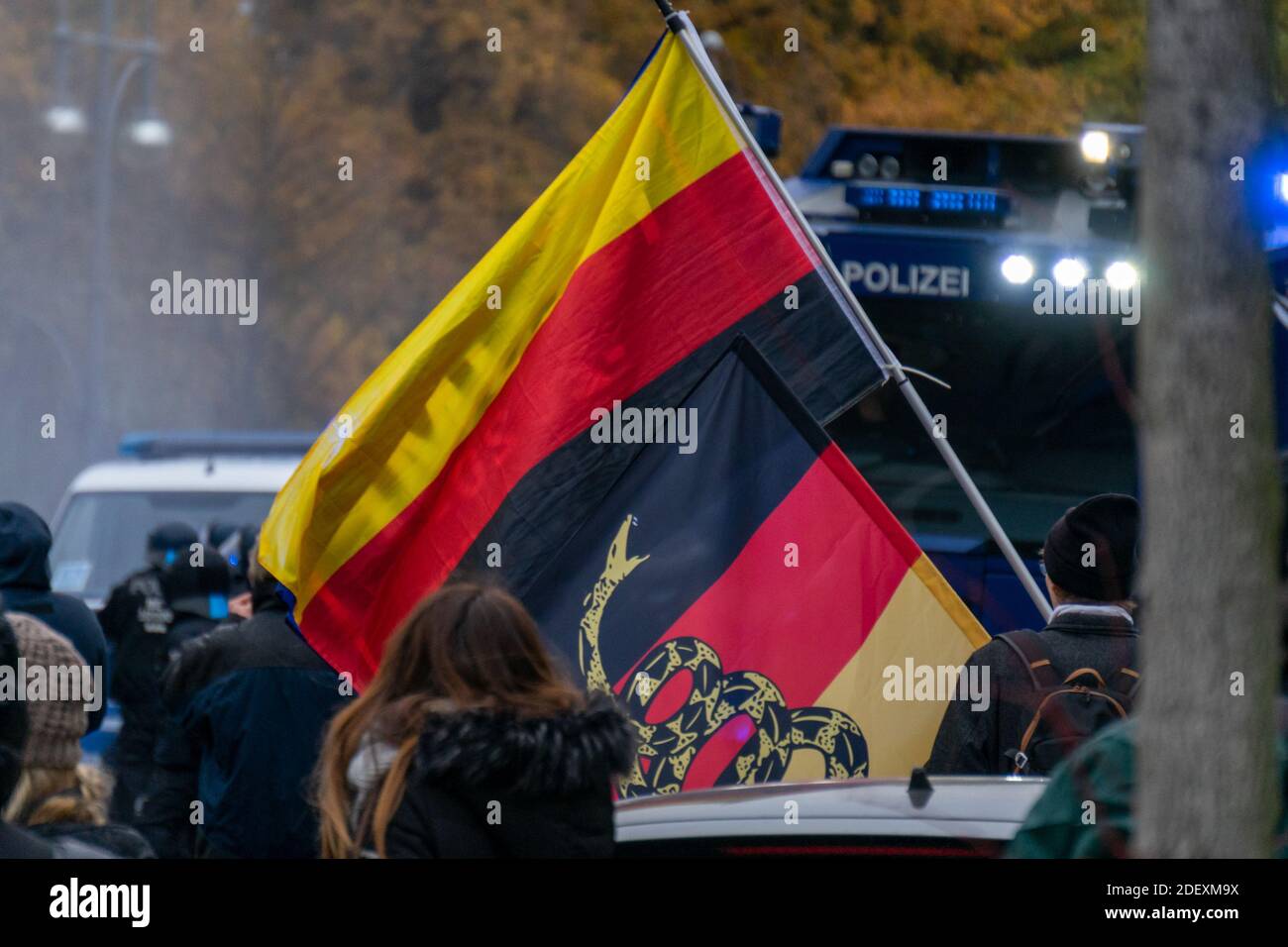 BERLIN, DEUTSCHLAND - 18. NOV 2020: BERLIN, DEUTSCHLAND 18.11.2020. Demo in Berlin mit der Polizei an der Siegessäule gegen die Corona Covid-19 regulatio Stockfoto