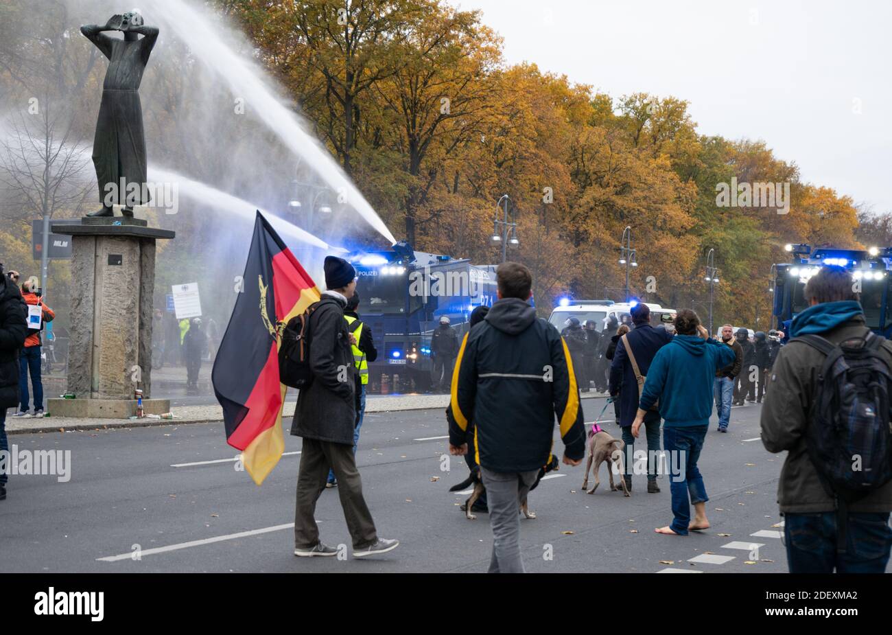 BERLIN, DEUTSCHLAND - 18. NOV 2020: BERLIN, DEUTSCHLAND 18.11.2020. Demo in Berlin mit der Polizei an der Siegessäule gegen die Corona Covid-19 regulatio Stockfoto