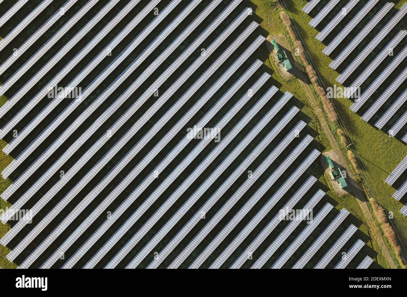 Nahaufnahme fast vertikale Luftaufnahme von Solarpaneelen auf einem Solarpark in England, Großbritannien Stockfoto