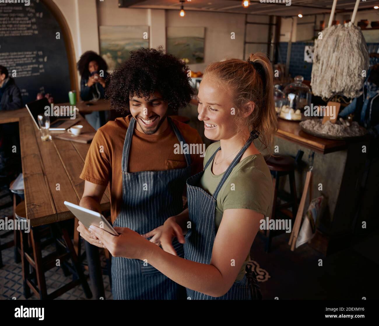 High-Angle-Ansicht der jungen Café-Besitzer stehen mit digitalen Tablette trägt Schürze Stockfoto