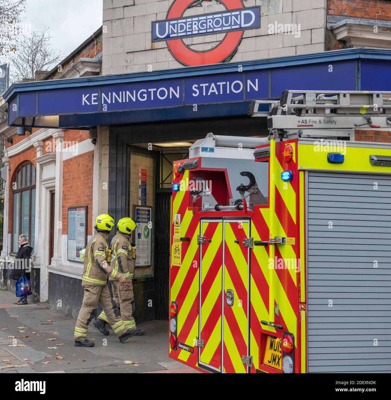 London, Großbritannien. Dezember 2020. Feuerwehrfahrzeuge riefen in Notfällen am frühen Morgen zur Kennington U-Bahn-Station, als Rauch aus dem nördlichen U-Bahn-Tunneleingang auf die Südplattform der Station kam (vom Fotografen bezeugt). Schnelle Evakuierung die Treppe hinauf, als die Feuerwehr eintraf. Dienste später wieder aufgenommen. Quelle: Malcolm Park/Alamy Live News. Stockfoto