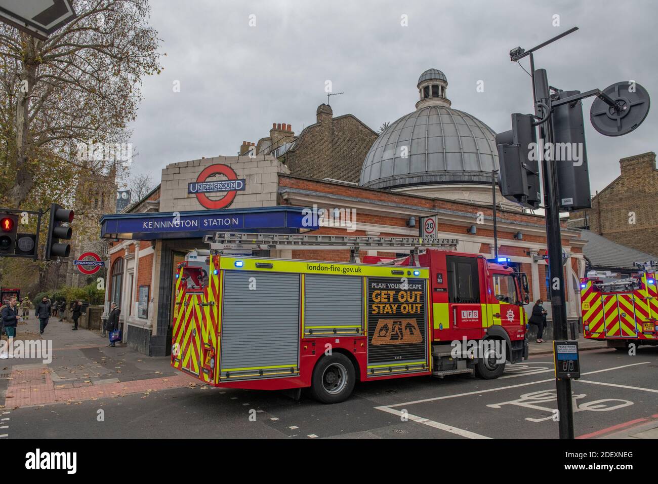 London, Großbritannien. Dezember 2020. Feuerwehrfahrzeuge riefen in Notfällen am frühen Morgen zur Kennington U-Bahn-Station, als Rauch aus dem nördlichen U-Bahn-Tunneleingang auf die Südplattform der Station kam (vom Fotografen bezeugt). Schnelle Evakuierung die Treppe hinauf, als die Feuerwehr eintraf. Dienste später wieder aufgenommen. Quelle: Malcolm Park/Alamy Live News. Stockfoto