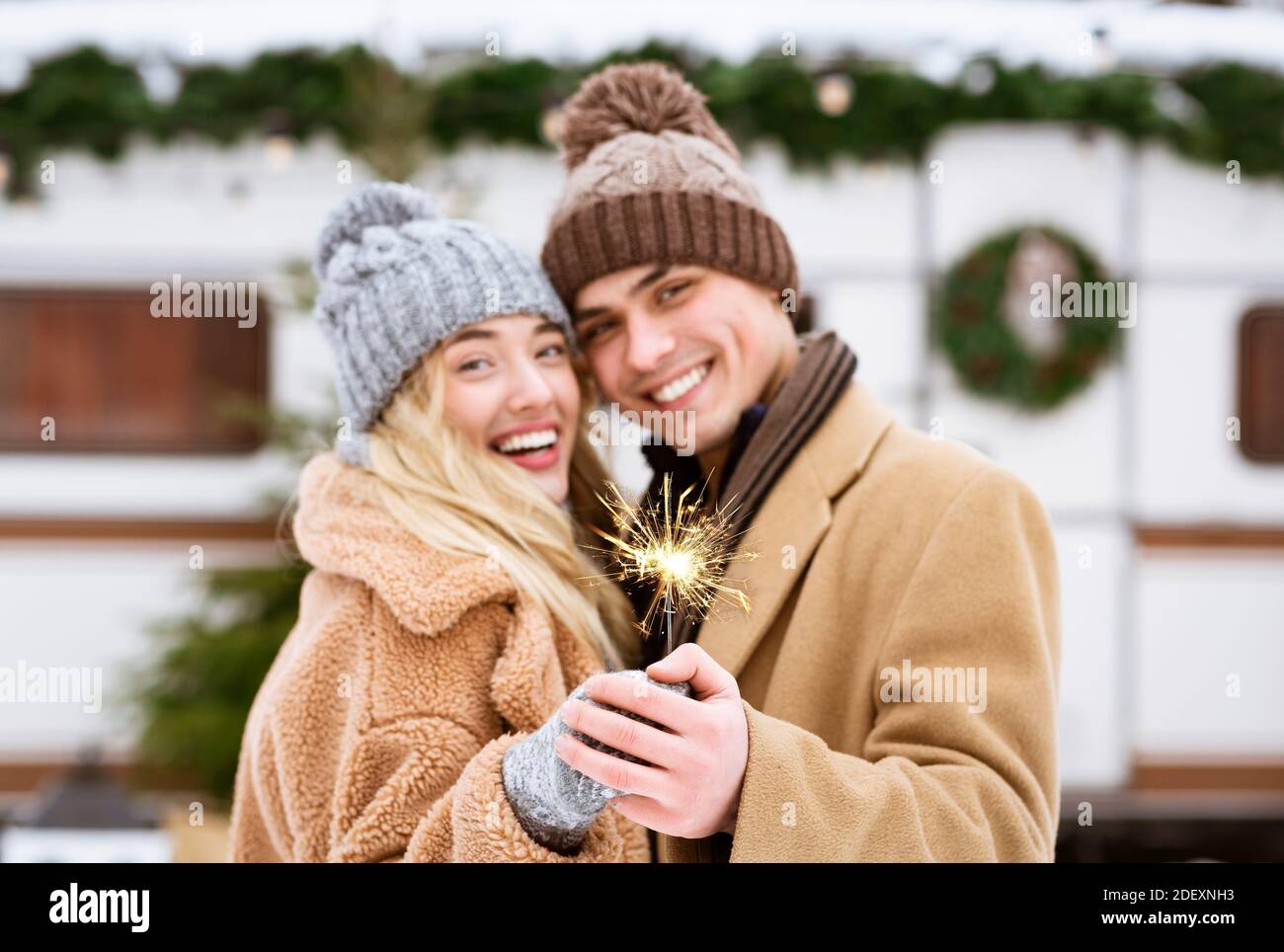 Festliche Stimmung. Romantische Junge Liebhaber Halten Bengal Light, Posieren Auf Winter Camping Stockfoto