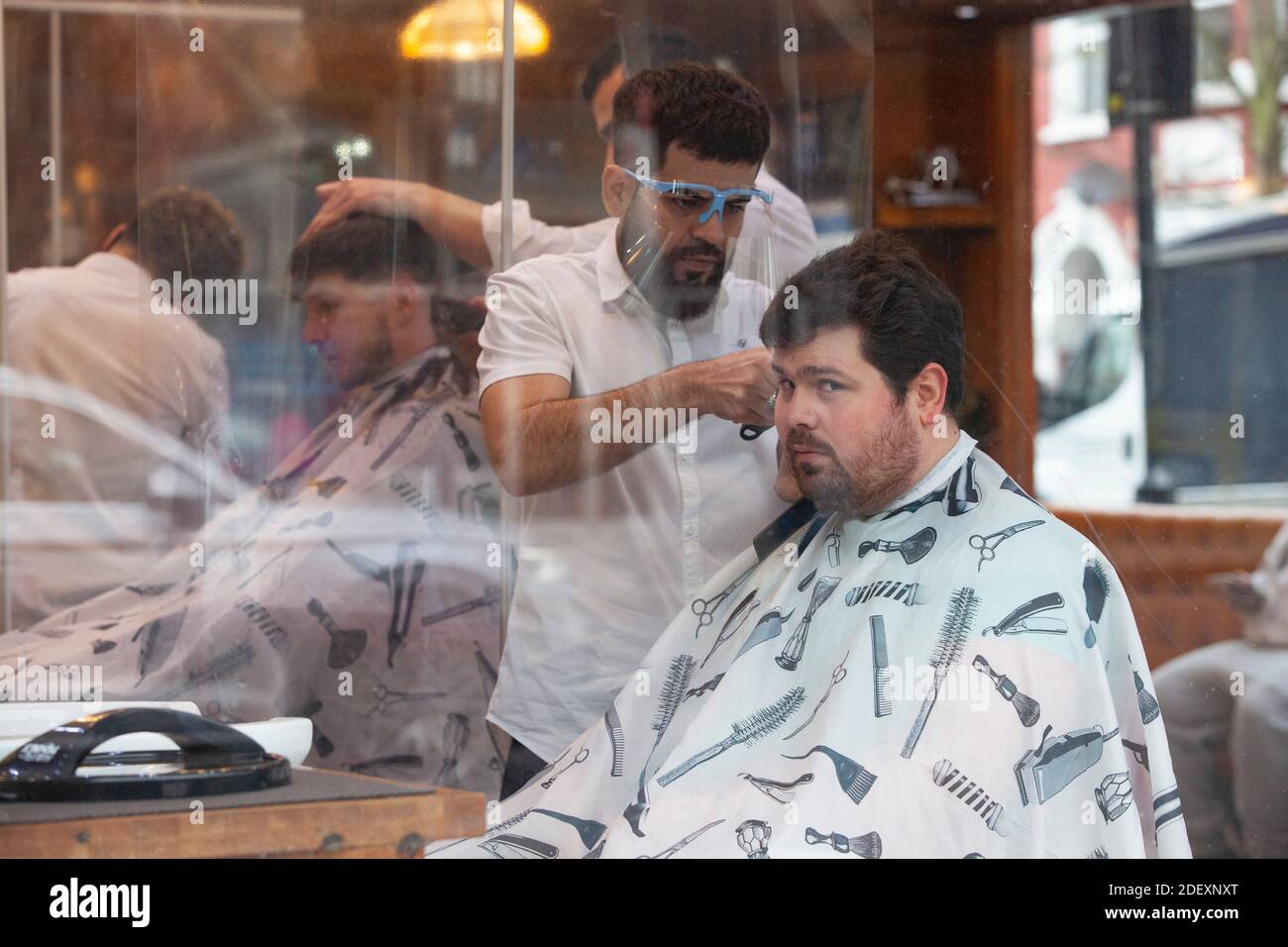 Streatham, Großbritannien, 2. Dezember 2020: Barbershops waren voll, als sie heute nach 4 Wochen Lockdown wieder eröffnet wurden, um die Übertragungsraten von Coronaviren zu reduzieren. Anna Watson/Alamy Live News Stockfoto