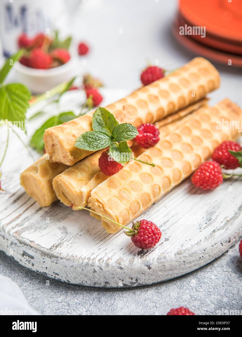 Traditionelle russische Nachspeise. Hausgemachte Waffel Kegel mit Sahne süß gekochte Kondensmilch Stockfotografie