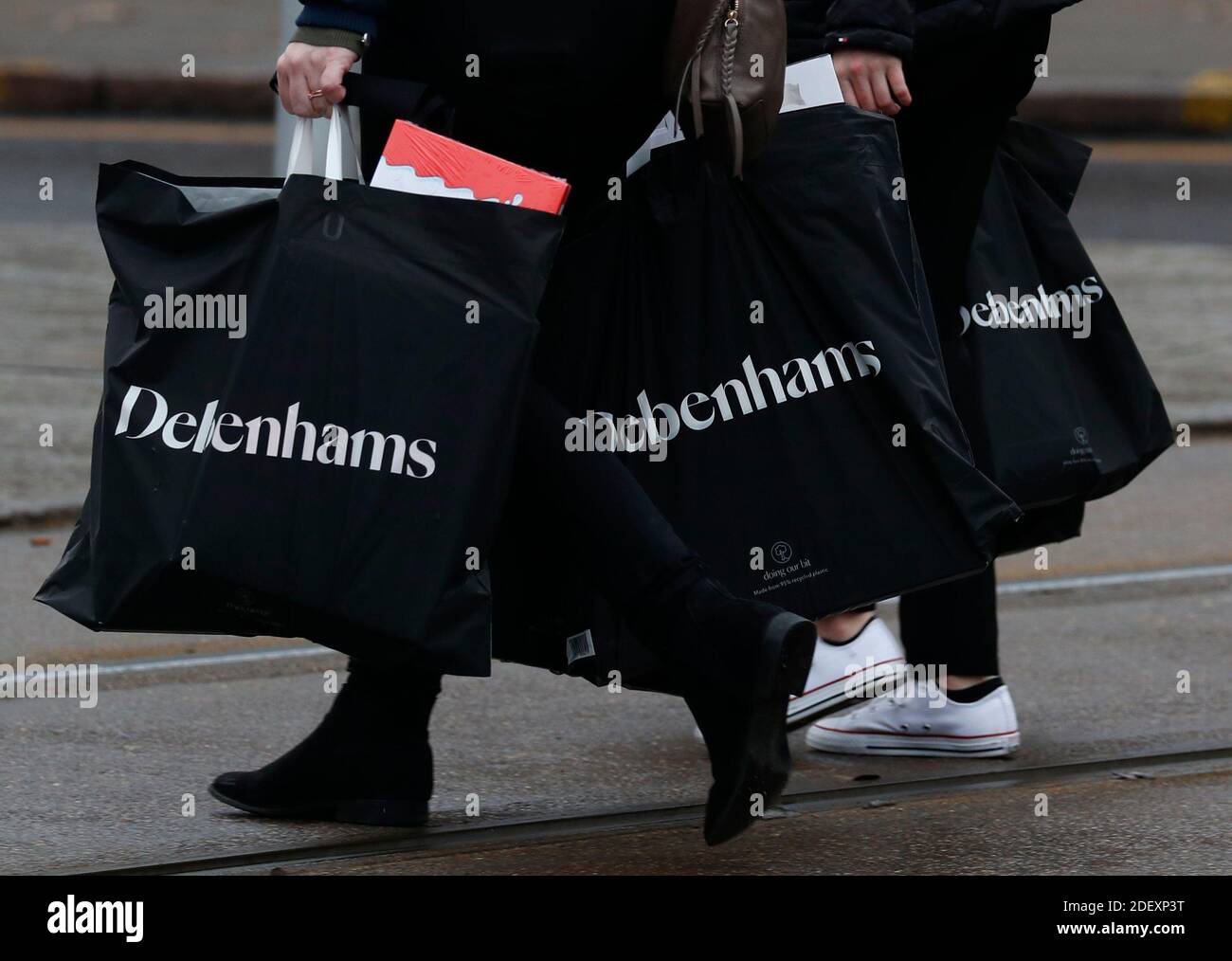 Nottingham, Nottinghamshire, Großbritannien. Dezember 2020. Frauen tragen Debenhams Taschen, nachdem die Kaufhauskette zusammengebrochen ist, aber ihre Geschäfte für einen Lagerverkauf geöffnet hat. Credit Darren Staples/Alamy Live News. Stockfoto