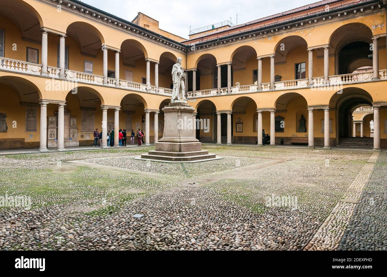 Pavia, Lombardei, Italien - 25. Februar 2014: Die Statue und der Hof von Alessandro Volta in der Universität von Pavia. Stockfoto