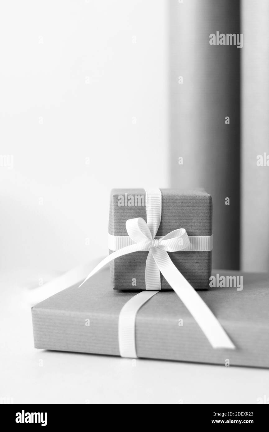 Weihnachten. Wrapped Holiday Geschenke und Beige Verpackungspapier . Stockfoto