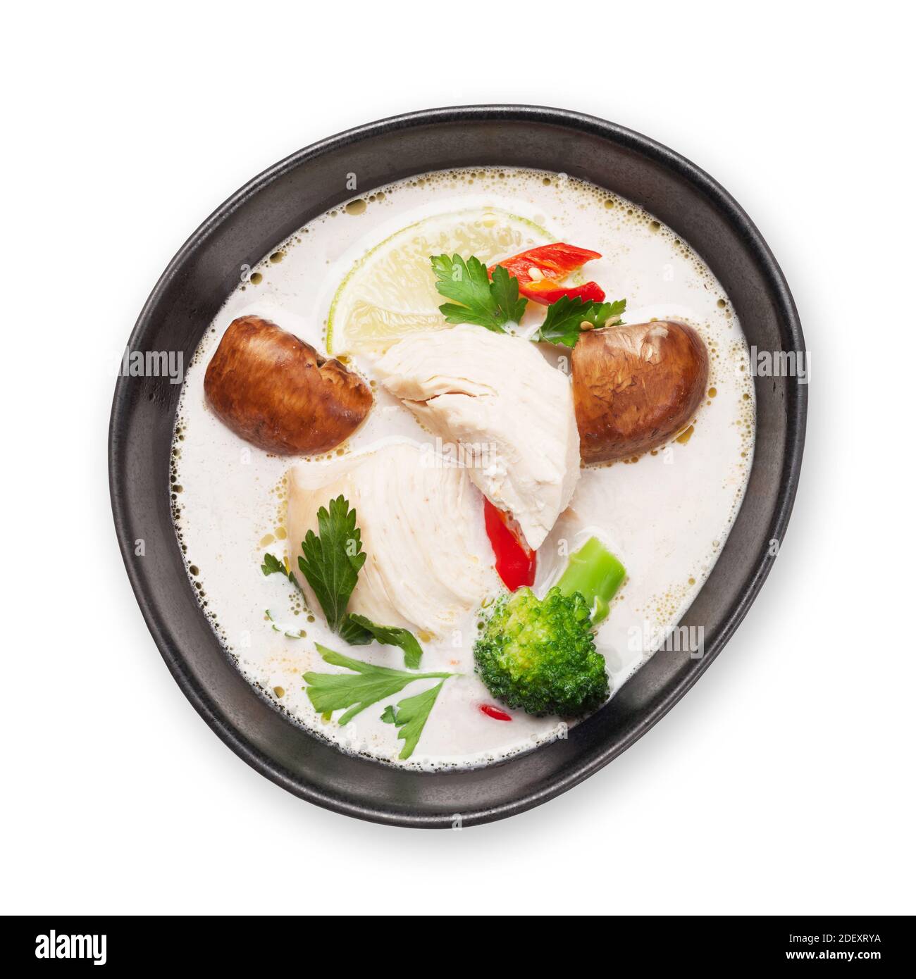 Tom Kha traditionelle thai-Suppe mit Huhn, Pilzen, Kokosmilch und heißen Gewürzen. Isoliert auf weißem Hintergrund. Draufsicht flach liegend Stockfoto