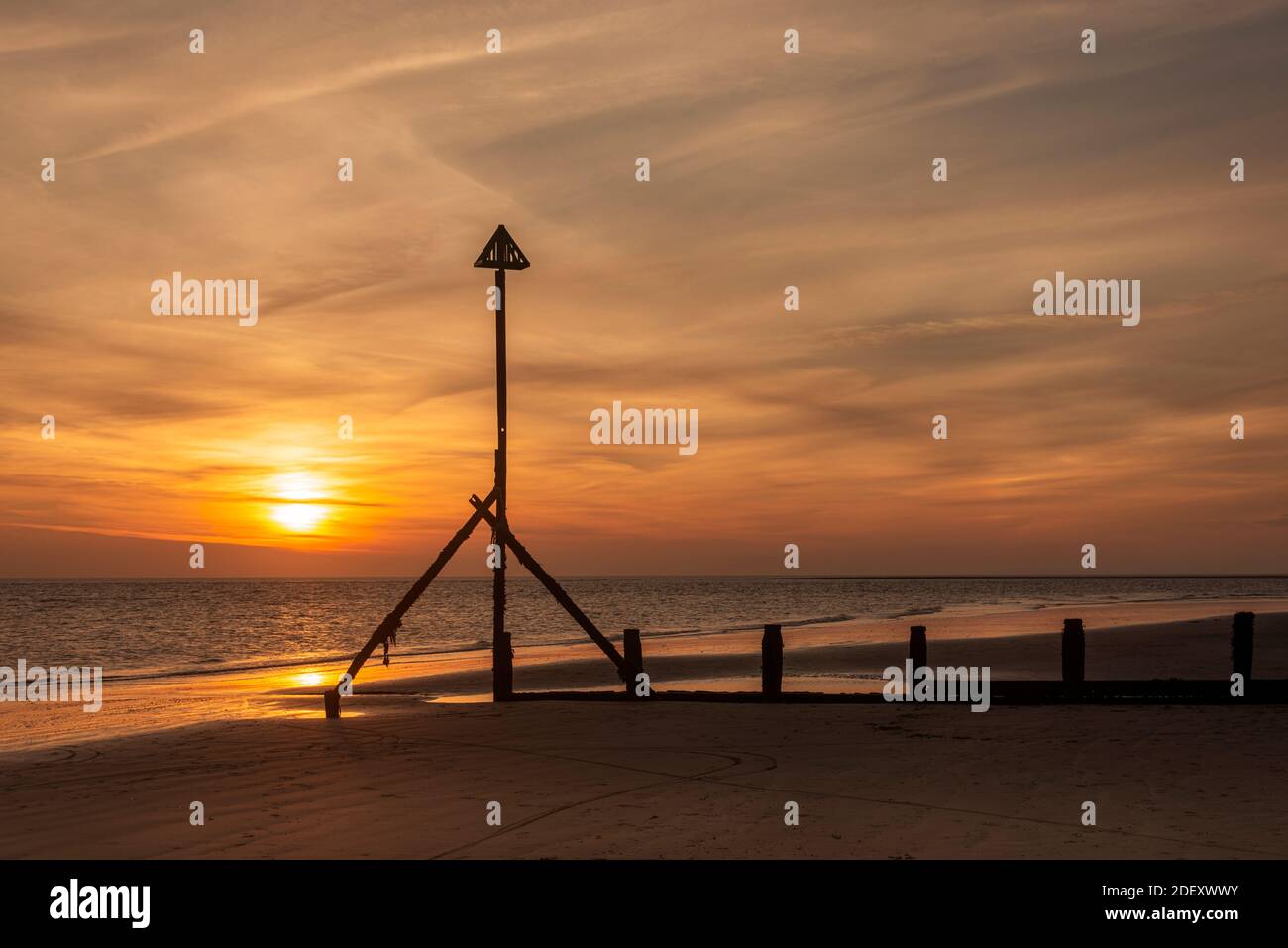 Goldener Sonnenuntergang über dem Meer bei Selsey Bill, West Sussex, Großbritannien Stockfoto