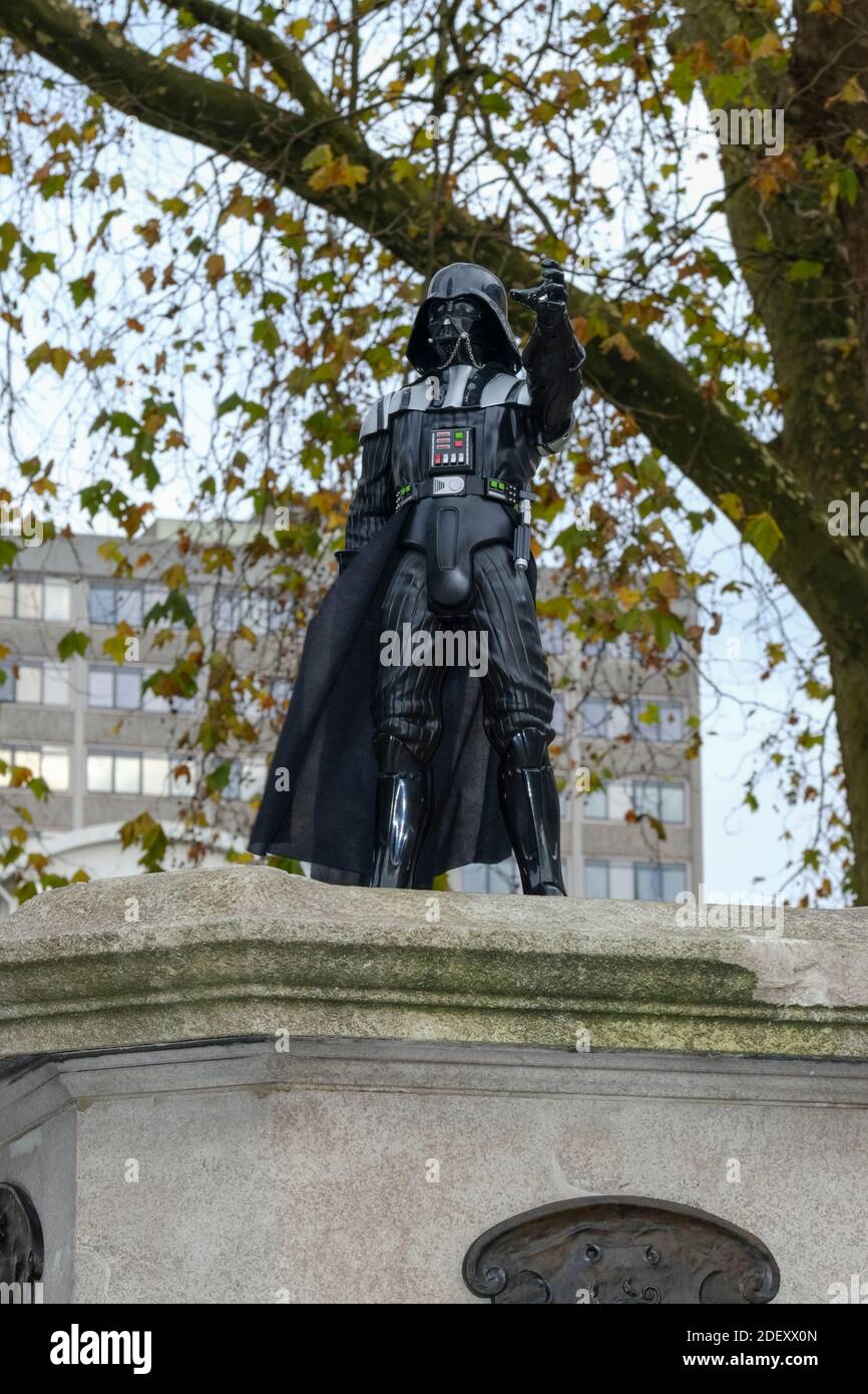 Bristol, Großbritannien. Dezember 2020. Zu Ehren des verstorbenen Schauspielers David Prowse aus Bristol, der den Bildschirmschurken Darth Vader in der Star Wars-Reihe spielte, wurde eine inoffizielle Statue von Darth Vader auf dem leeren Edward Colston Sockel aufgestellt. Der Sockel ist seit dem Sturz der Colston-Statue bei einem Protest gegen das schwarze Leben im Juni 2020 leer. Kredit: JMF Nachrichten/Alamy Live Nachrichten Stockfoto
