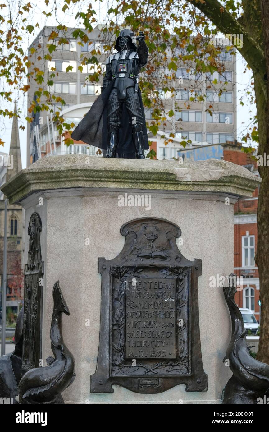 Bristol, Großbritannien. Dezember 2020. Zu Ehren des verstorbenen Schauspielers David Prowse aus Bristol, der den Bildschirmschurken Darth Vader in der Star Wars-Reihe spielte, wurde eine inoffizielle Statue von Darth Vader auf dem leeren Edward Colston Sockel aufgestellt. Der Sockel ist seit dem Sturz der Colston-Statue bei einem Protest gegen das schwarze Leben im Juni 2020 leer. Kredit: JMF Nachrichten/Alamy Live Nachrichten Stockfoto