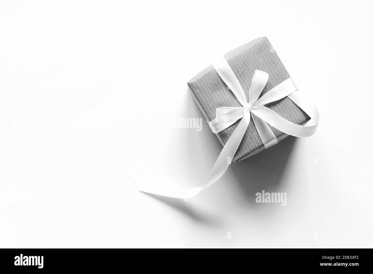 Dekoriertes Weihnachtsgeschenk isoliert auf Weiß. Feiertagshintergrund mit Kopierbereich. Stockfoto