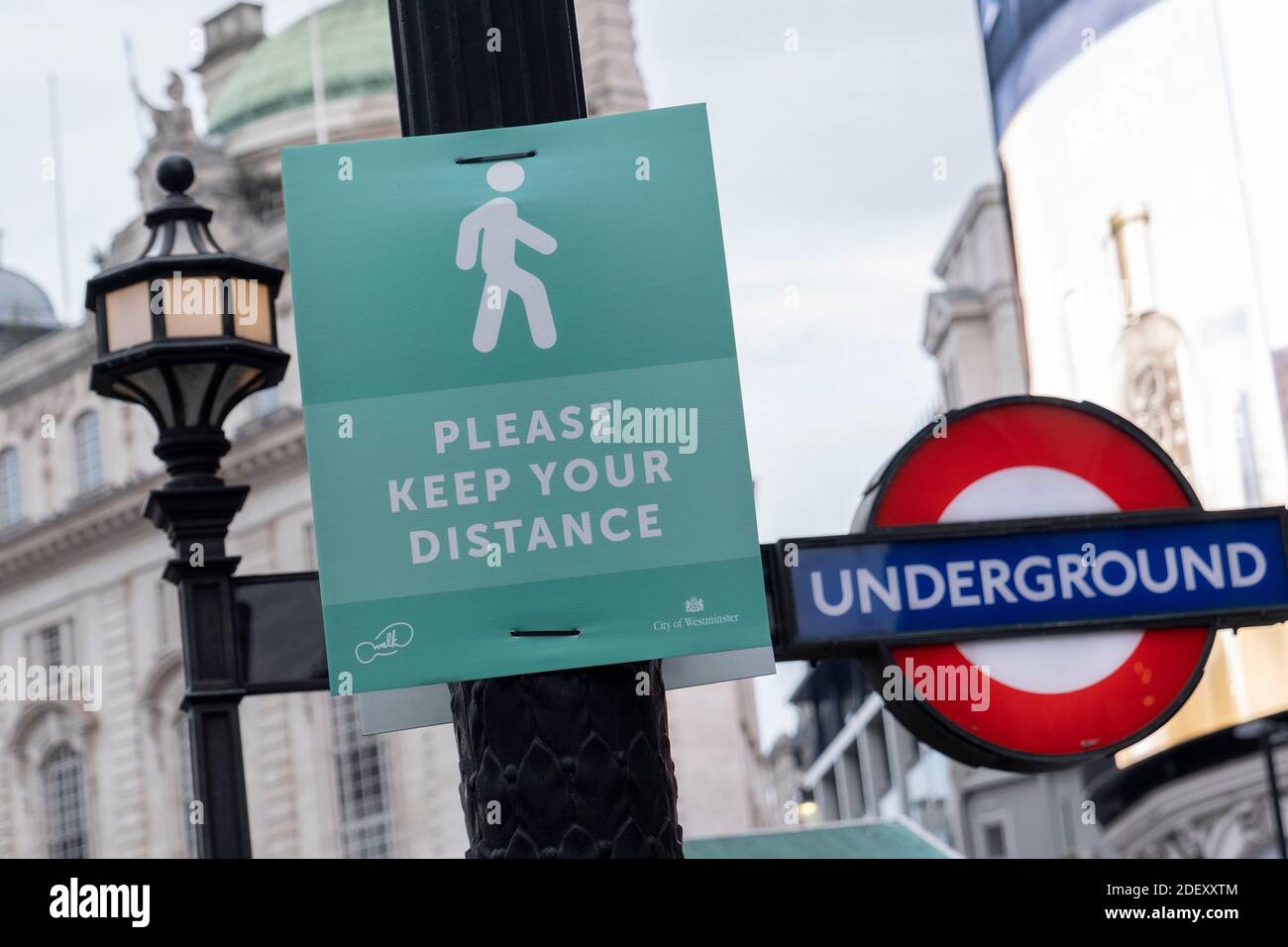 London, England. 02 Dezember 2020. Ein "Please Keep Your Distance" soziales Distanzschild an der Piccadily U-Bahnstation im Zentrum von London im Vereinigten Königreich (Foto von Sam Mellish / Alamy Live News) Stockfoto
